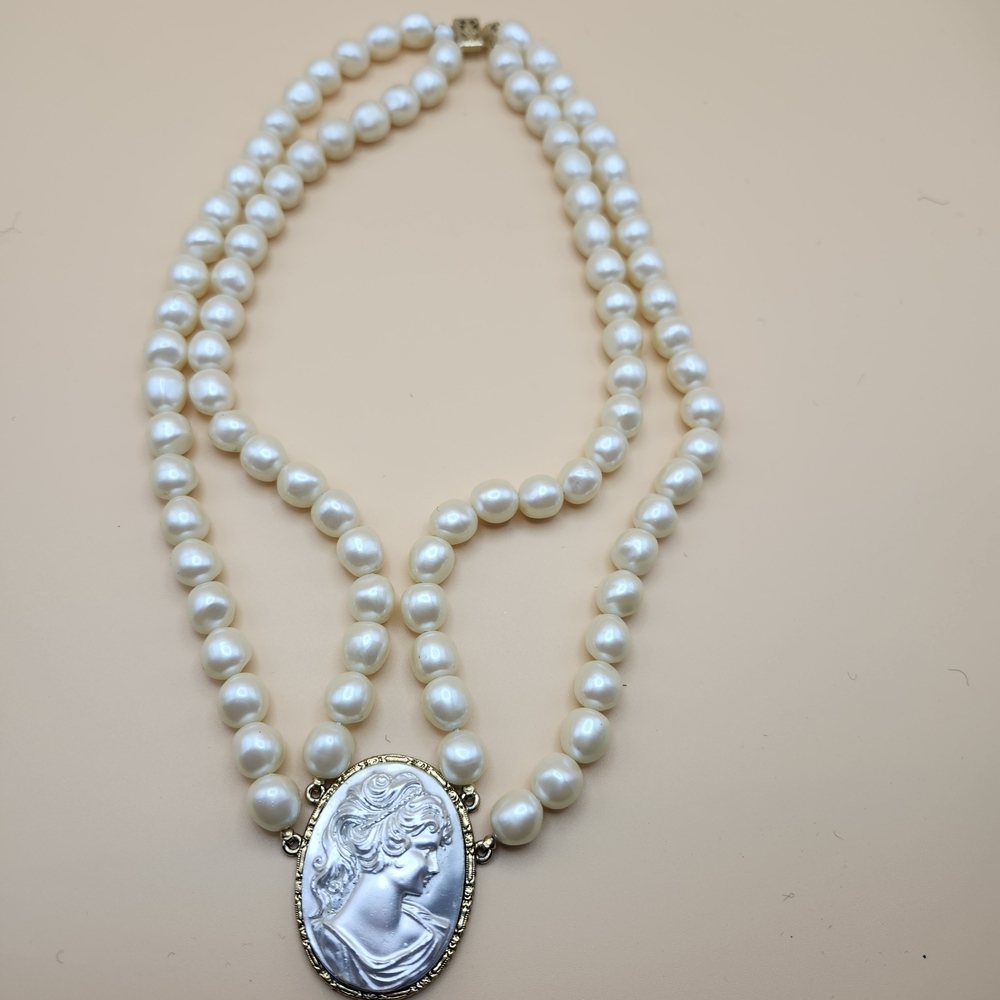 Elegant Pearl Cameo Necklace - Picture 2 of 3